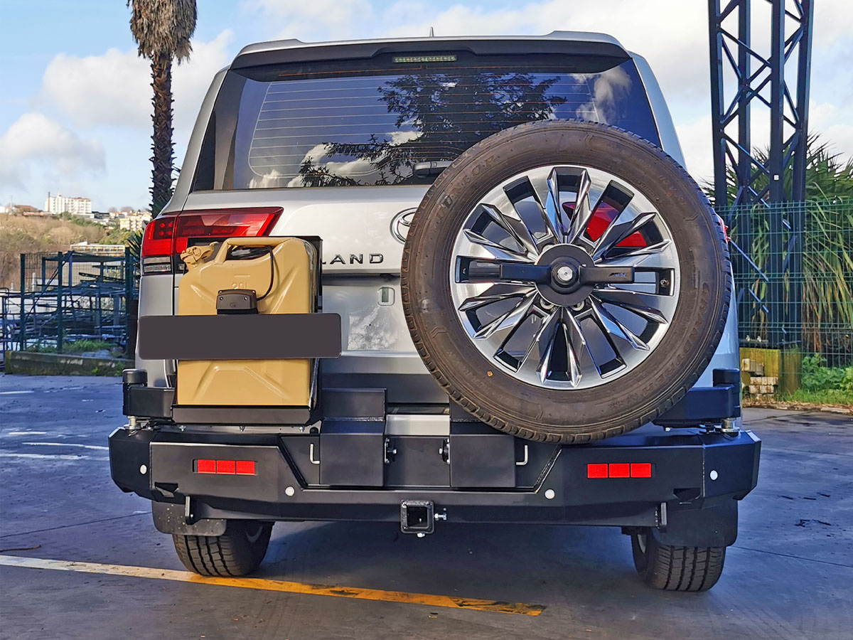 Parachoque trasero c/soporte rueda y bidon Toyota Land Cruiser J300 