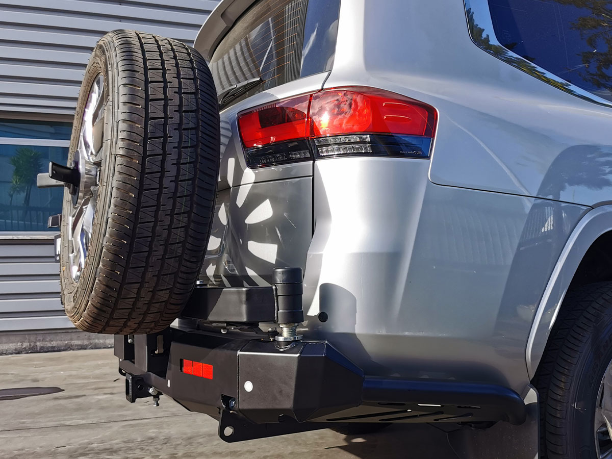 Parachoque trasero c/soporte rueda y bidon Toyota Land Cruiser J300 