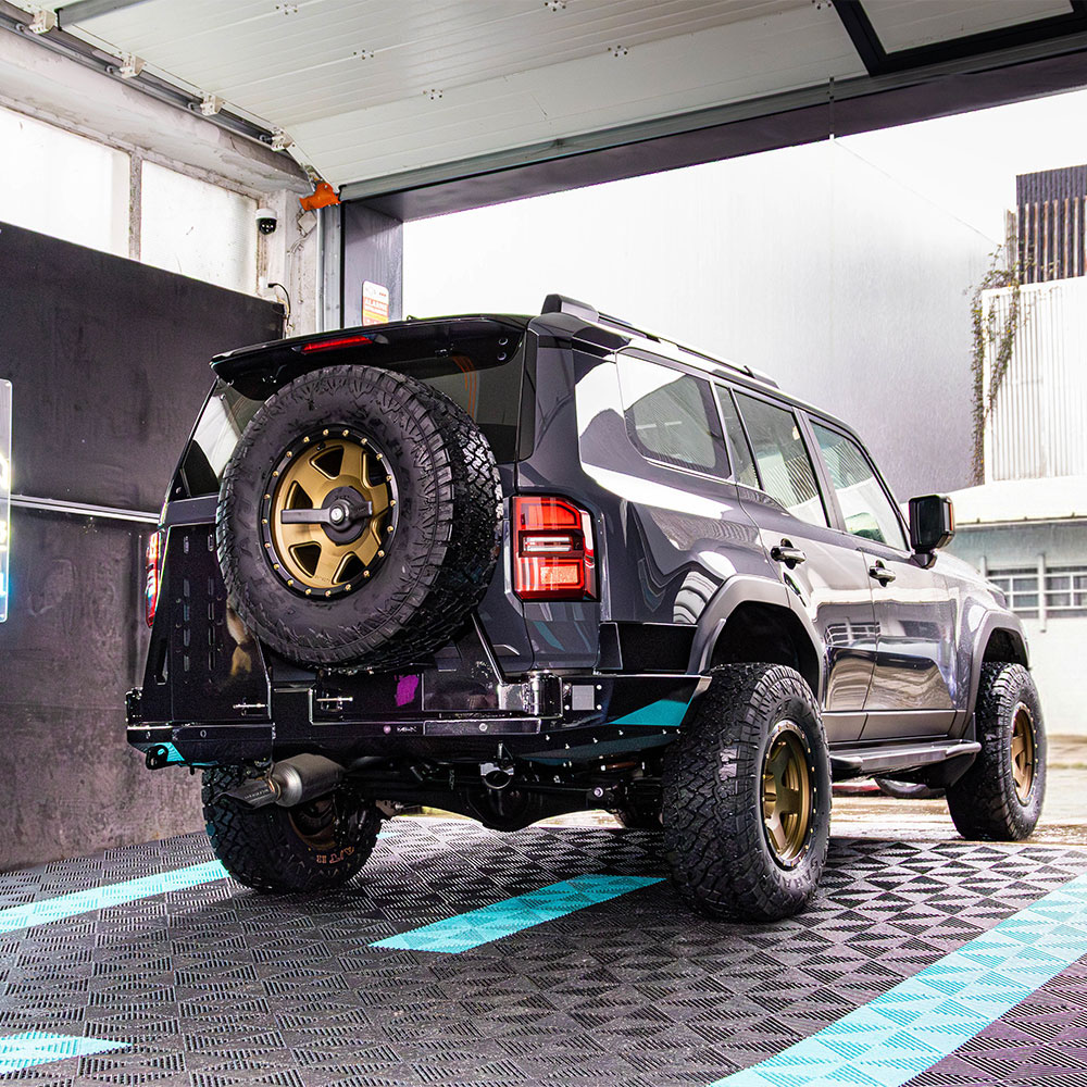 Parachoque trasero c/soporte rueda y bidon Toyota Land Cruiser J250 