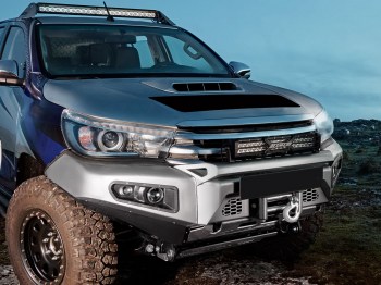 Parachoques frontal con base de cabestrante y faros integrados. Toyota Hilux Revo (2016-2026)