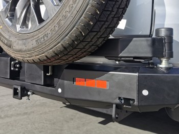 Parachoque trasero c/soporte rueda y bidon Toyota Land Cruiser J300 