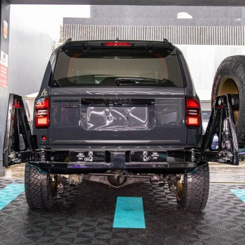 Parachoque trasero c/soporte rueda y bidon Toyota Land Cruiser J250 
